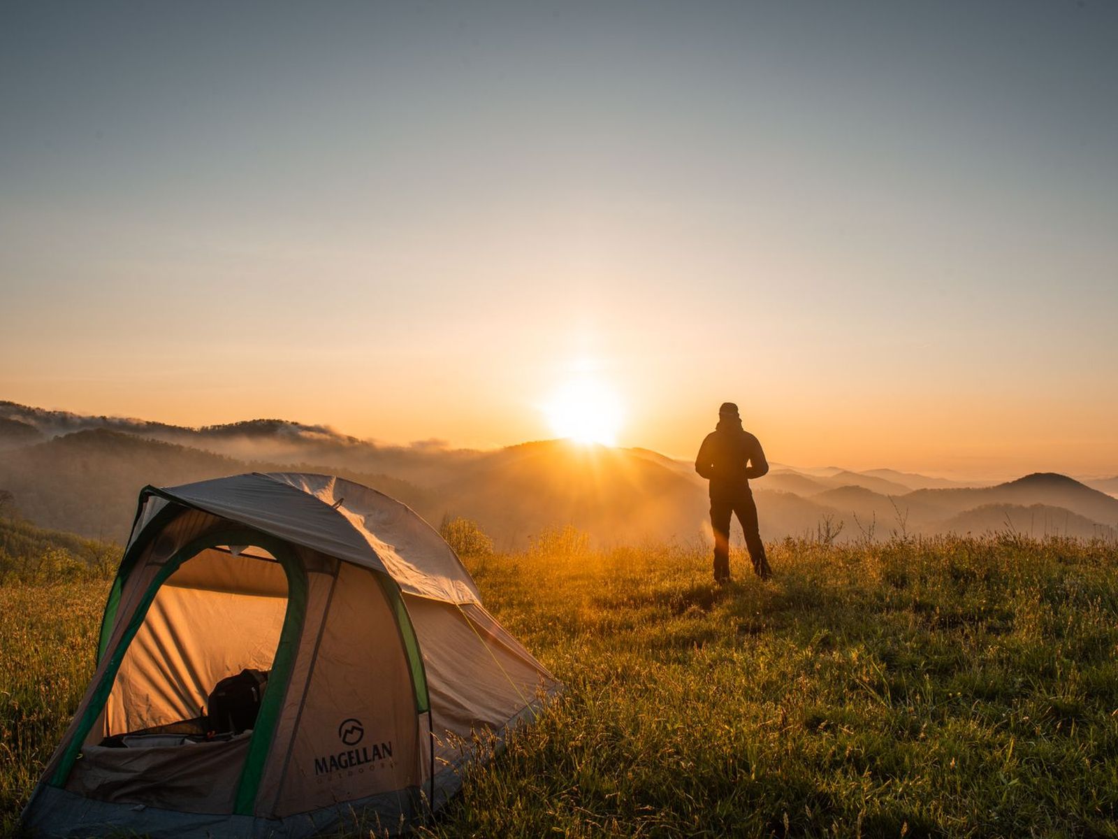 Tente 6 places + 4 matelas + réchaud 1