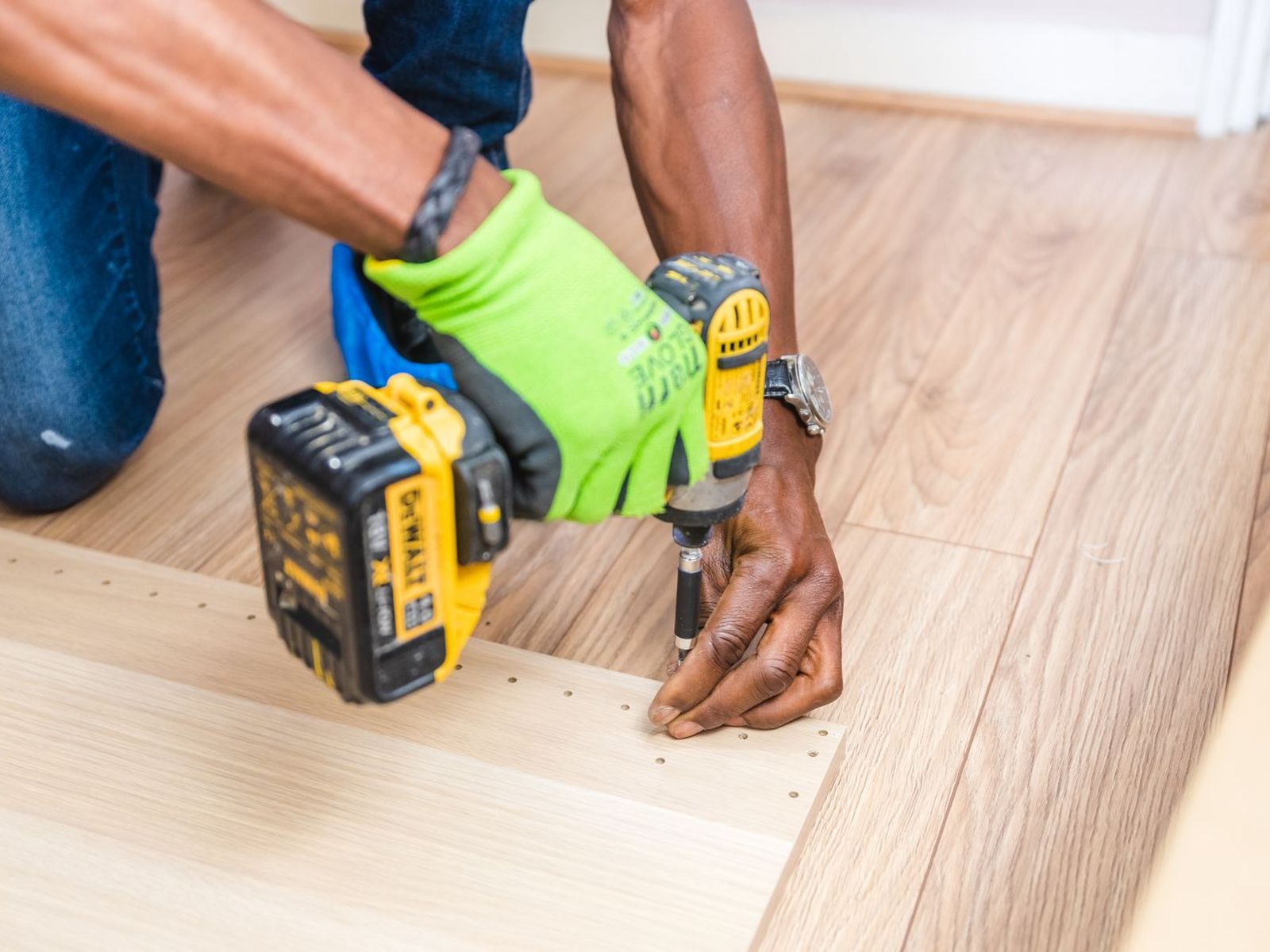 Cordless drill set with 100 bits 1